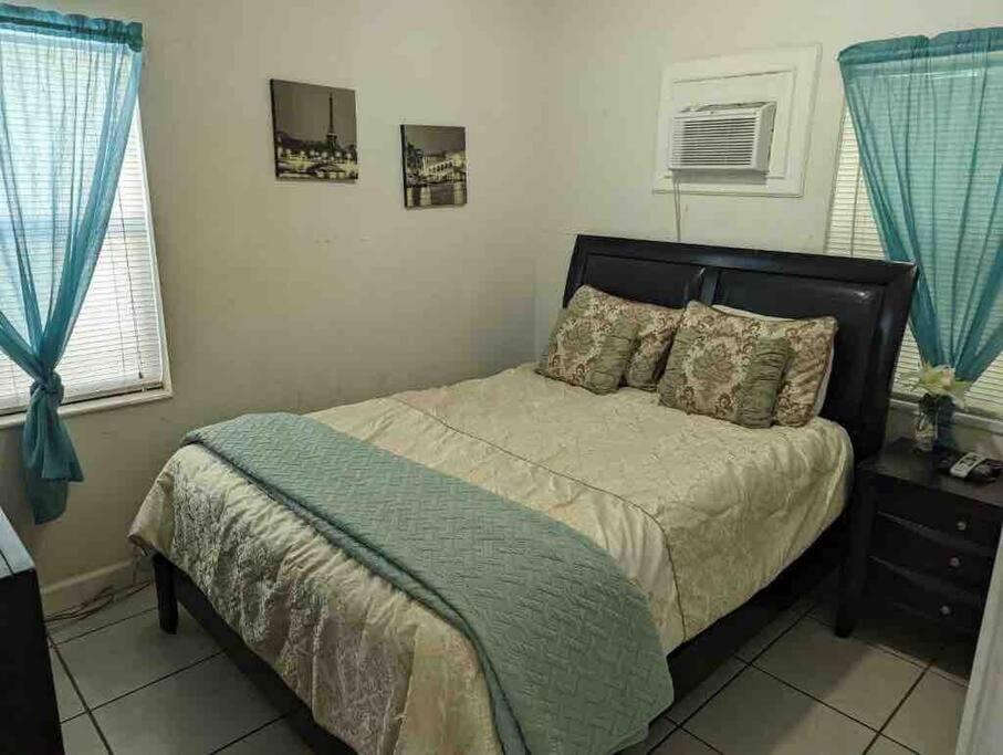Private One-Bedroom 13-Directly Across From Beach St. Pete Beach Esterno foto